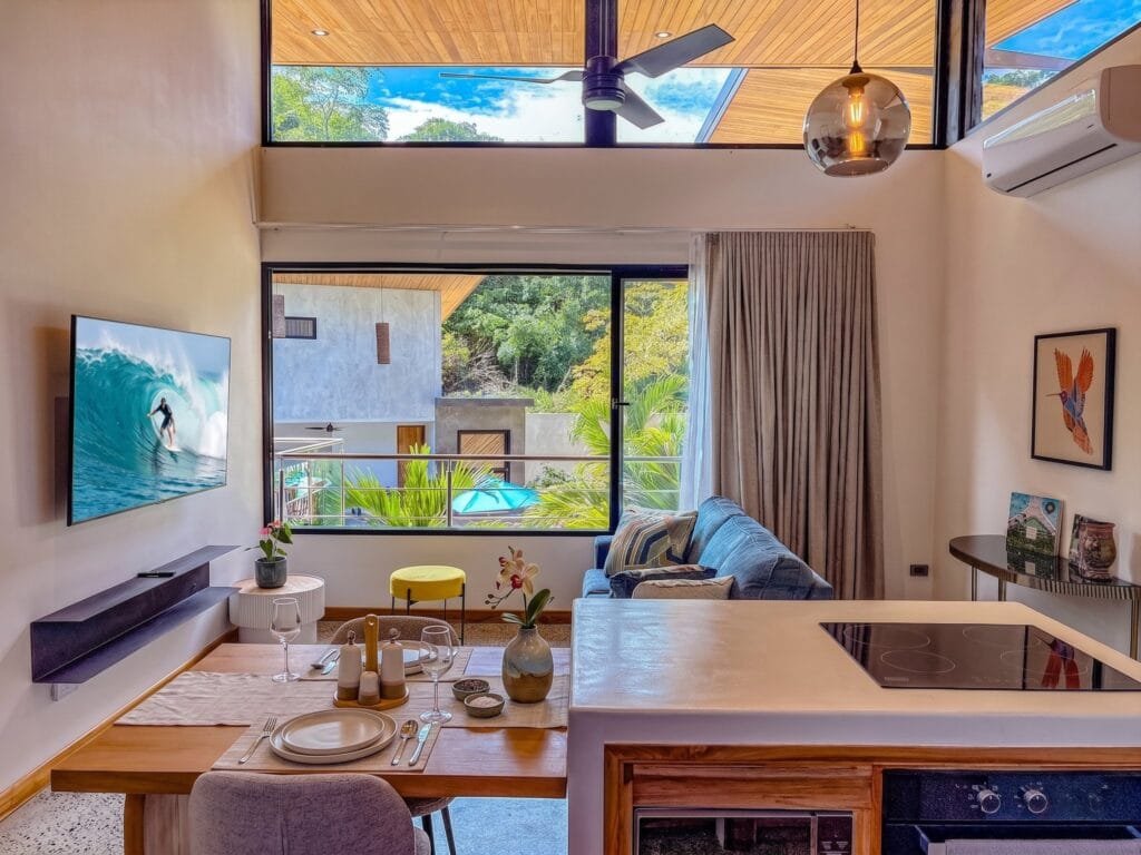 Colibrí, living area with loft ceiling