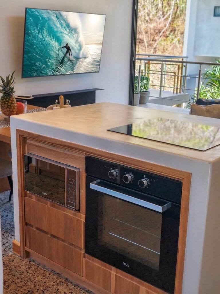 Isla de cocina del apartamento Colibrí con cocina de inducción y horno empotrado