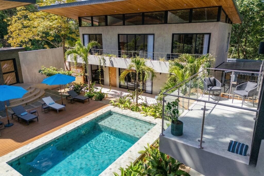 Vista de la piscina de Nori Villas desde el balcón del apartamento Colibrí
