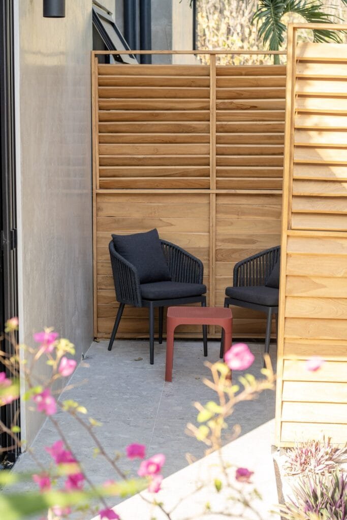 Patio del apartamento Perico con veraneras y zona de estar exterior