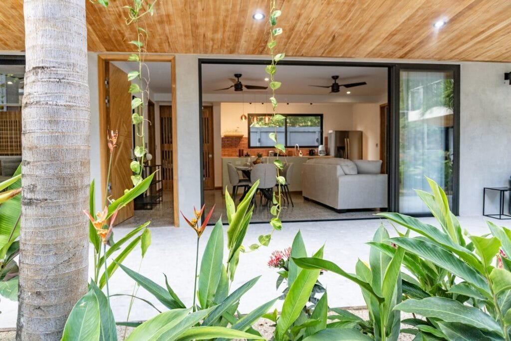 Entrada por el jardín del apartamento Quetzal con vista a la sala abierta