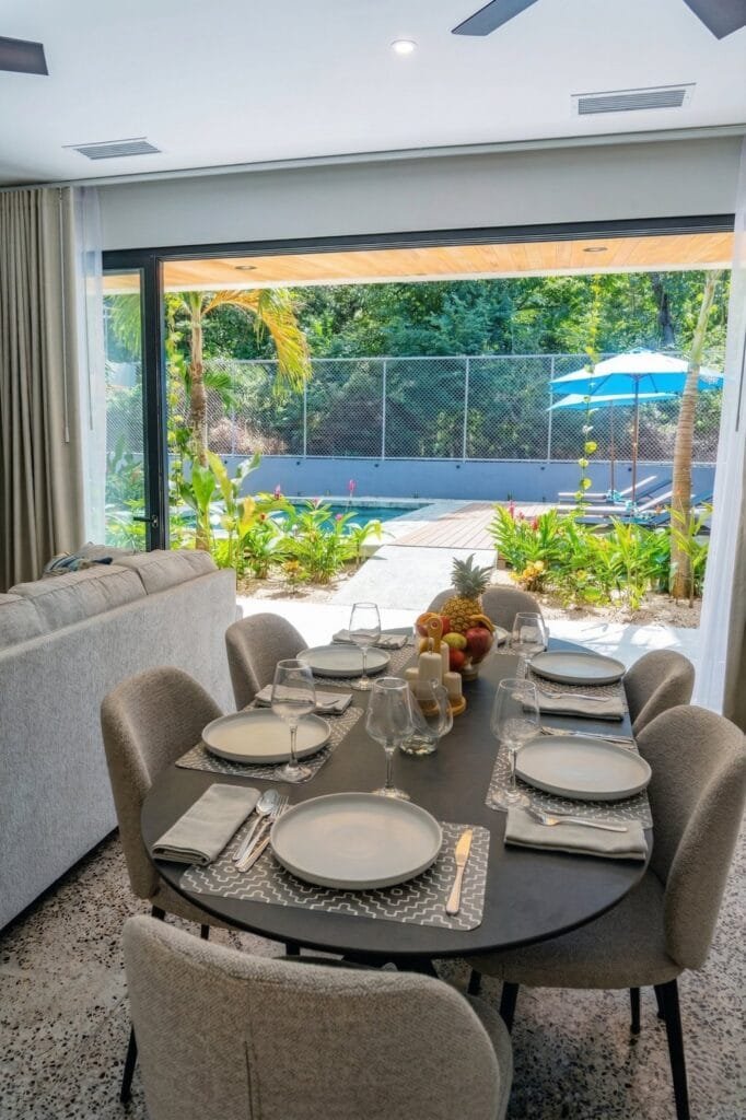 Mesa de comedor del apartamento Quetzal con fruta fresca y vista a la piscina