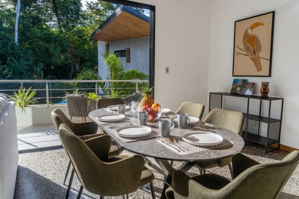 Mesa de comedor del apartamento Tucán con arte de tucán y vista a la terraza