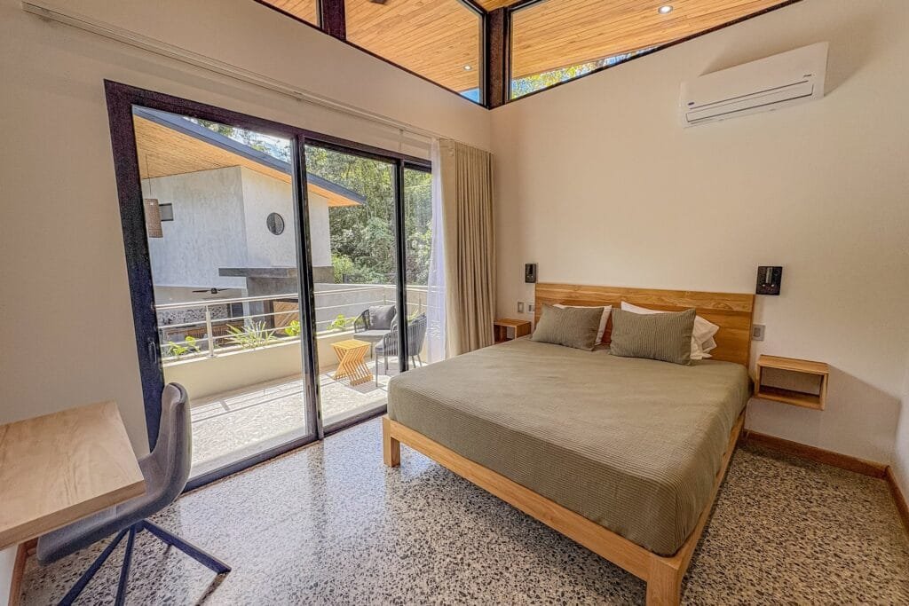 Segunda habitación del apartamento Tucán con cama king y balcón privado
