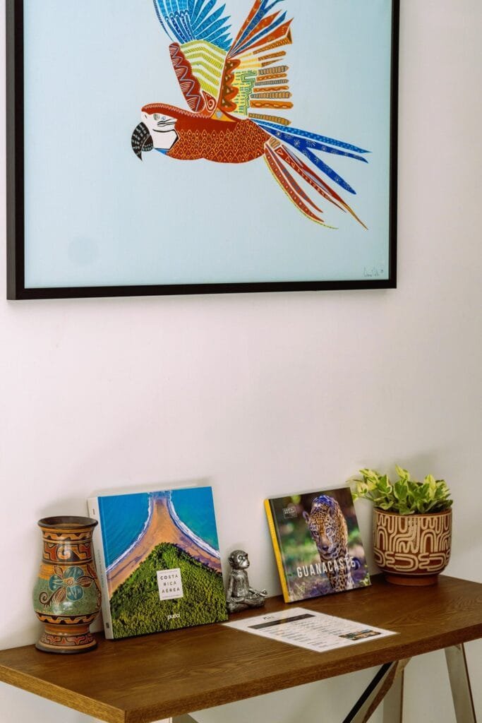 Arte de lapa roja en la entrada del apartamento Lapa