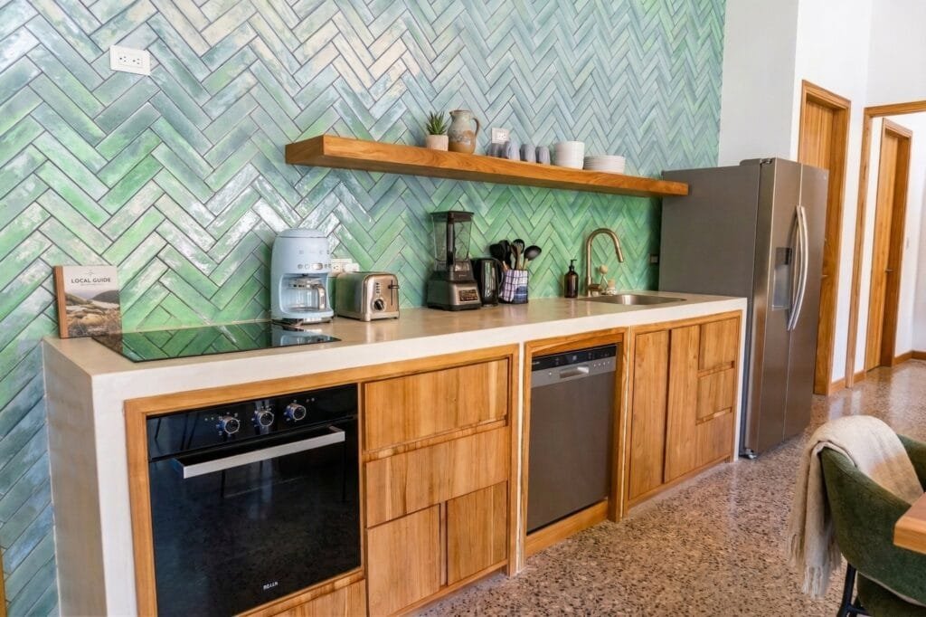 Cocina del apartamento Guacamaya con pared en espiga verde salvia