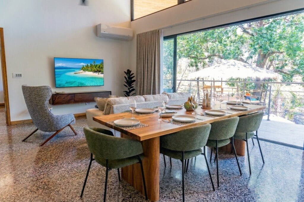 Mesa de comedor del apartamento Guacamaya con vista hacia el rancho y la piscina