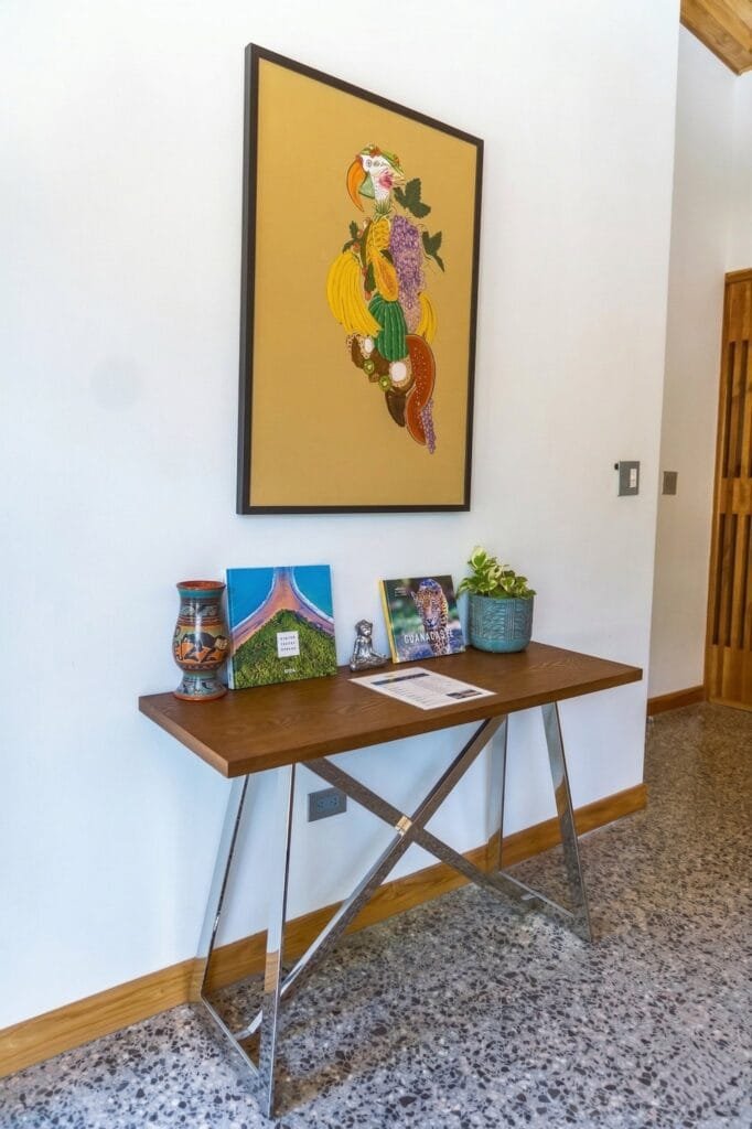 Arte colorido de guacamaya sobre fondo amarillo, apartamento Guacamaya