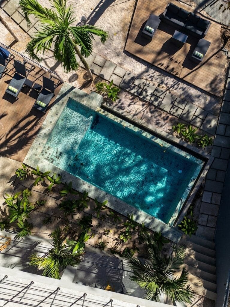 Terraza de la piscina de la villa Nori con camastros y zona chill-out